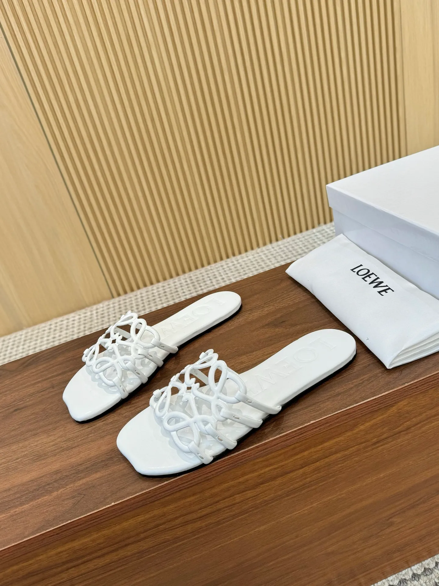 👟👟Ex-factory price 400👟👟 The latest 2025 LOEWE, summer limited edition hollow slippers, they are so beautiful on your feet! ! ! Highly recommended, a super lazy drag, the same style worn by celebrity bloggers! Fabric: Imported sheepskin (black, white, apricot, red, pink, five colors) Lining: Imported sheepskin Outsole: Genuine leather injection dyed bottom Number: 35-42